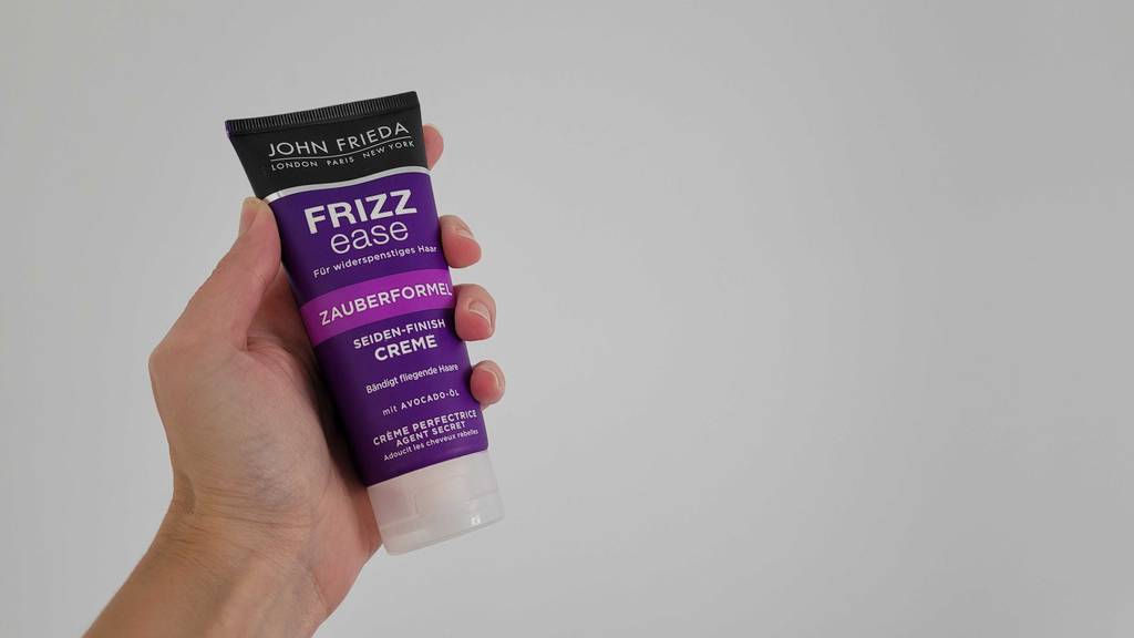 John Frieda Frizz Ease Haarcreme in der Hand