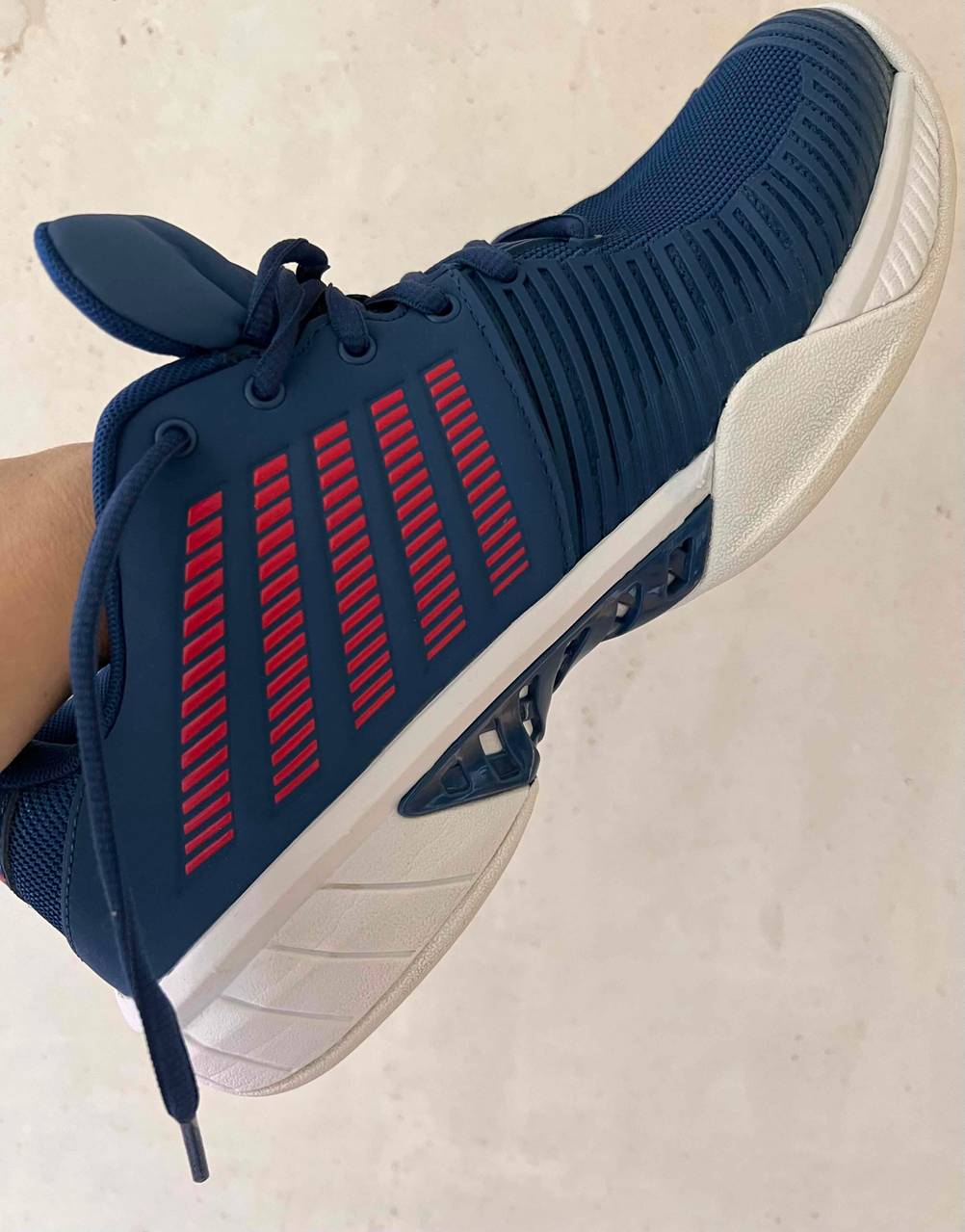 Ein paar getestete Tennisschuhe für Herren am Fuß