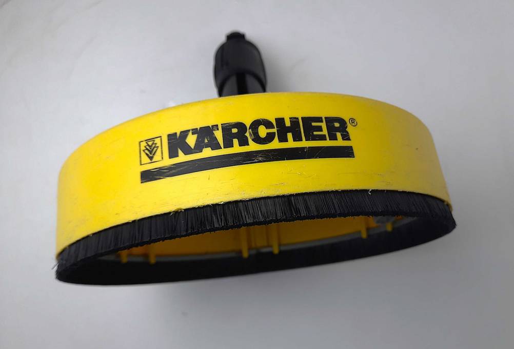 Seitliche Perspektive der getesteten Kärcher-Waschbürste mit der Markenaufschrift darauf ersichtlich.