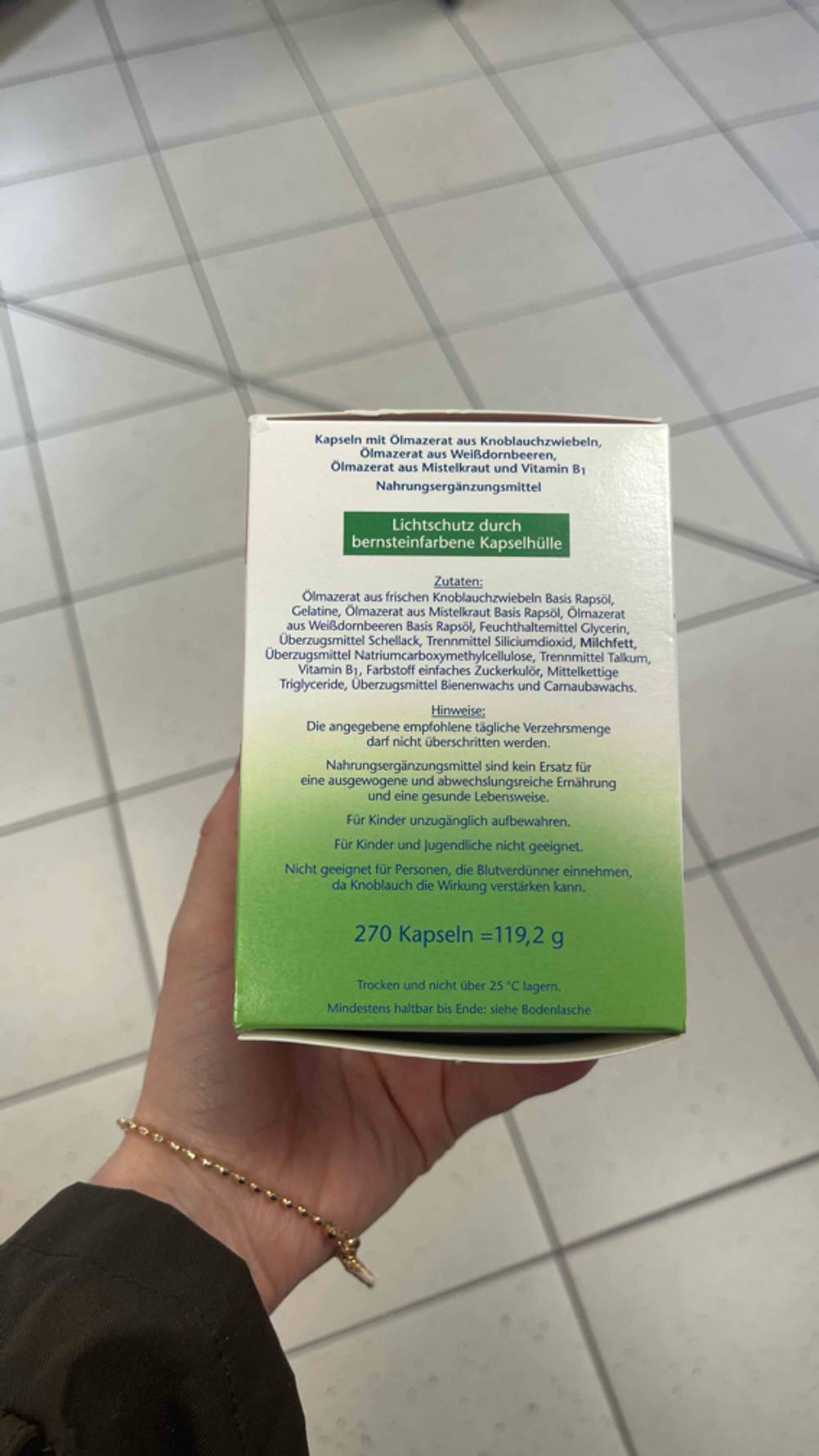 Die Zutatenliste der getesteten Knoblauch-Mistel-Weißdorn-Kapseln auf der Verpackung im Blick.