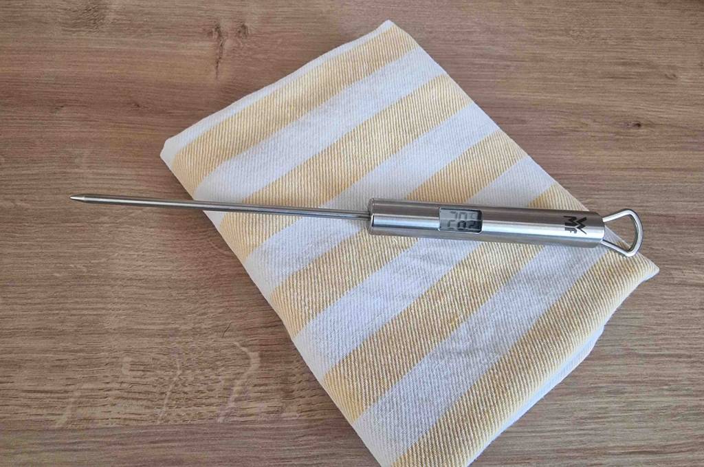Im Test: Auf einer getreiften Serviette liegt ein Küchenthermometer für Flüssigkeiten.