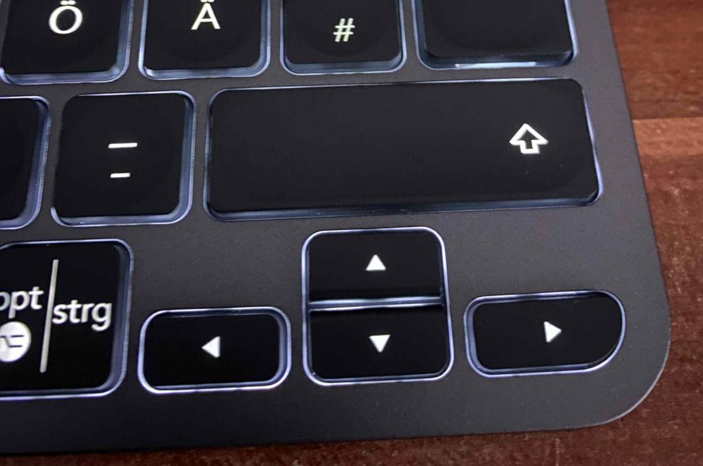 Im Test: Nahaufnahme der Tasten der Rechten Seite einer beleuchteten Tastatur.