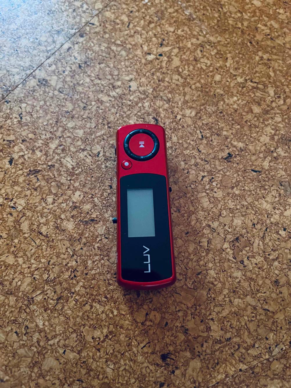 Im Test: Auf einer Holzfläche liegt ein MP3-Player vertikal.