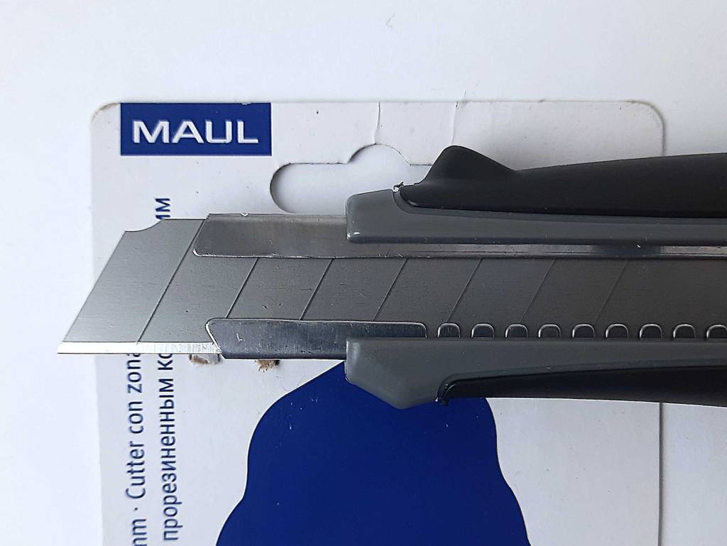 Nahaufnahme der Klinge des getesteten Teppichmessers.