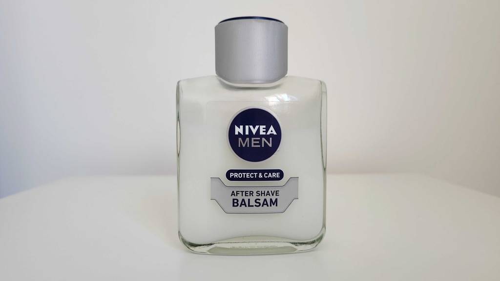 After-Shave-Balsam im Test: durchsichtiges After-Shave der Marke Nivea auf einem weißen Tisch stehend.