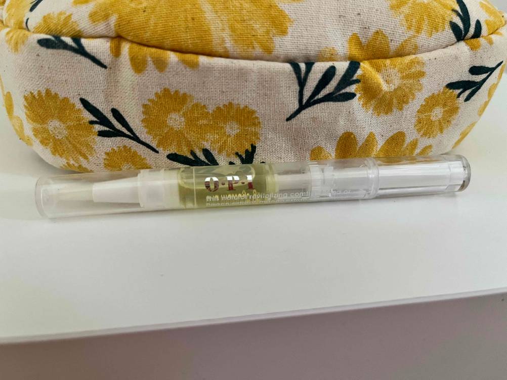 Ein getestetes Nagelöl von der Seite mit Logo.