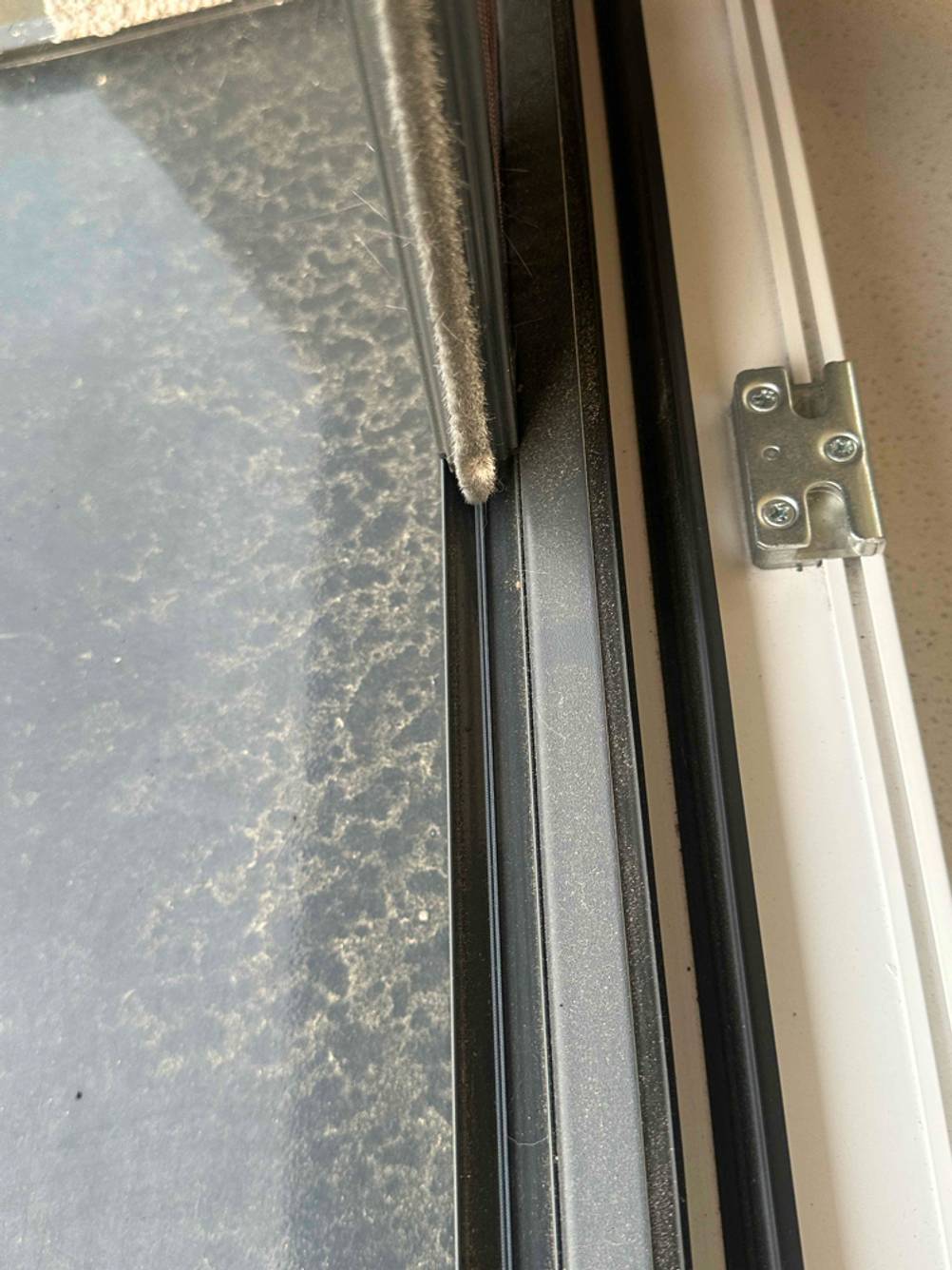 Der Rahmen eines getesteten Insektenschutzrollo.