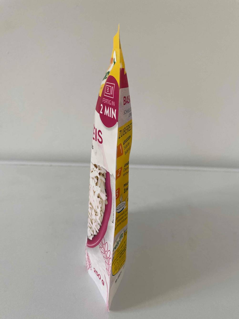 Im Test: Vor einer hellen Wand steht eine Packung Basmatireis seitlich.