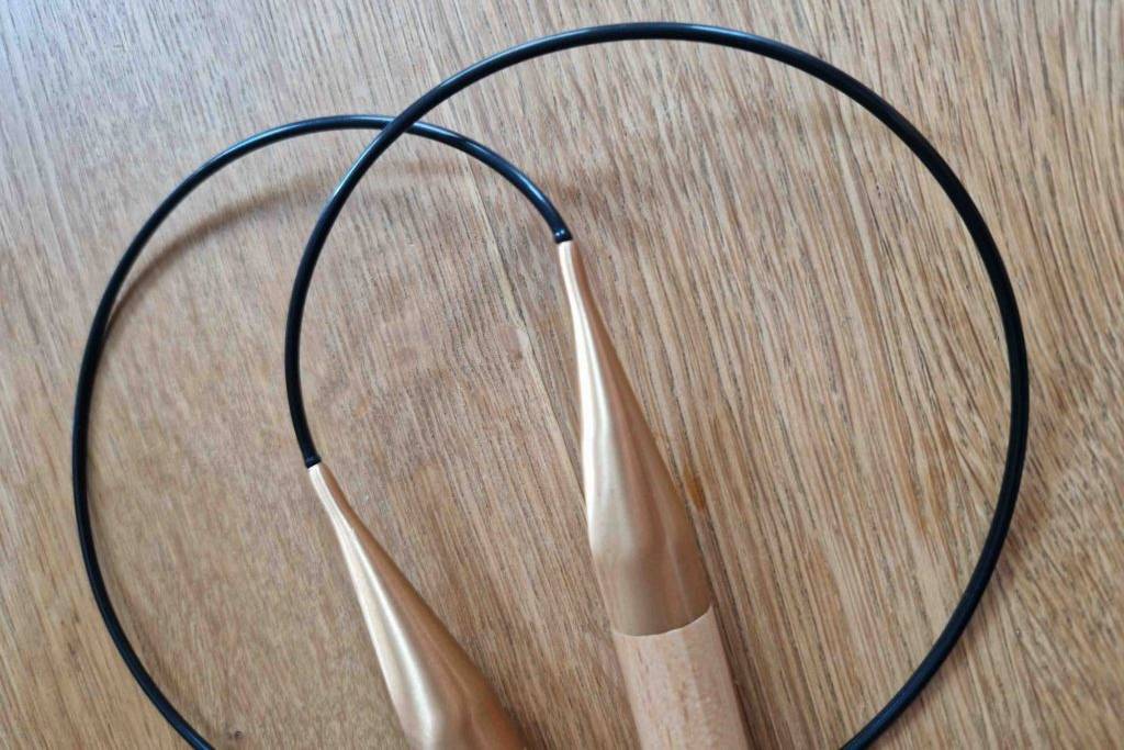 Rundstricknadeln im Test: Rundstricknadeln auf Holzoberfläche Nahaufnahme