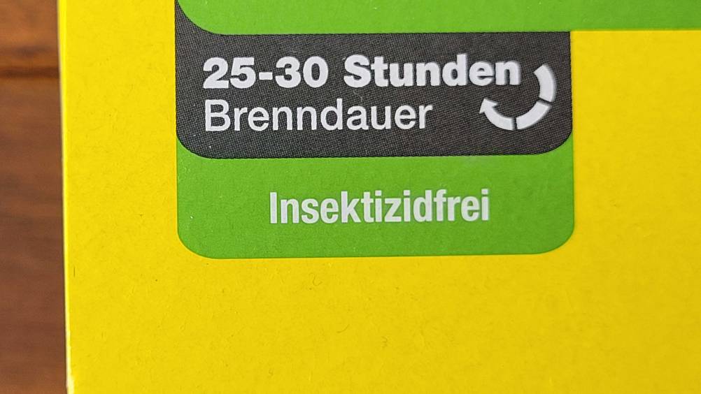 Anti-Mücken-Kerze getestet: Nahaufnahme Infoaufdruck über die Brenndauer.