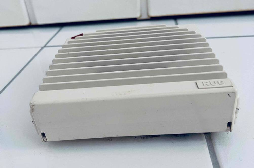 Im Test: Ein Badlüfter von schräg unten an einer Fließenwand.