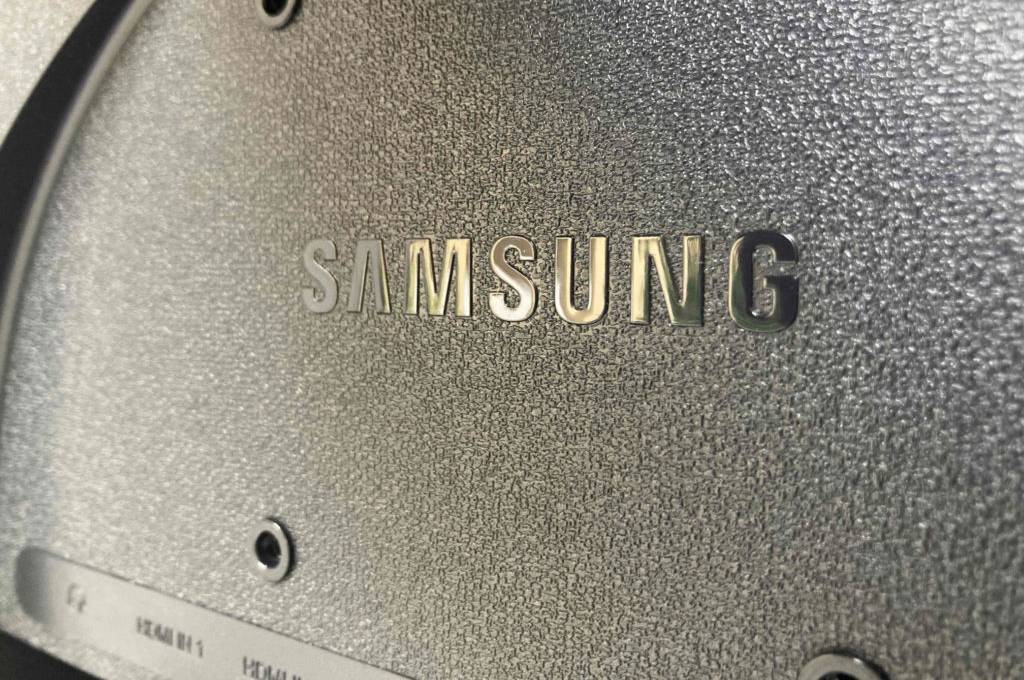 28-Zoll-Monitor im Test: Samsung Aufschrift auf einem 28-Zoll-Monitor.