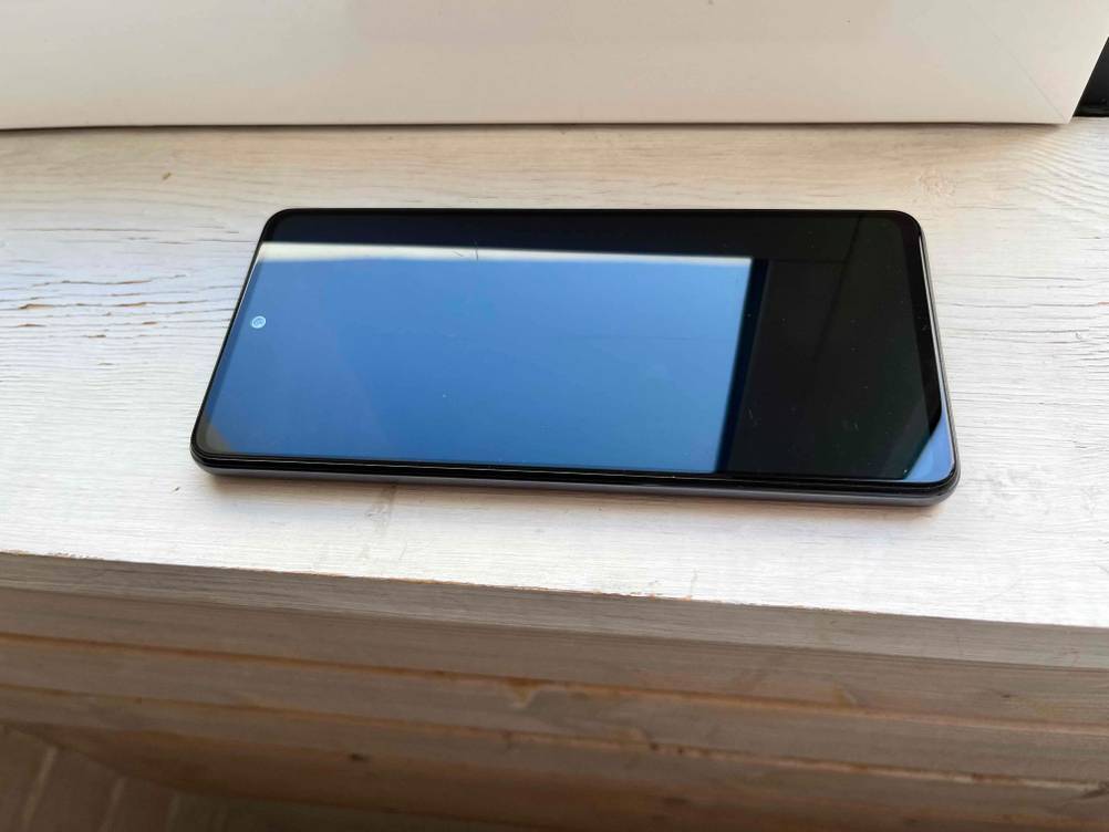 Günstiges-Smartphone im Test: ein Smartphone liegend auf einer Fensterbank im ausgeschaltetem Zustand.