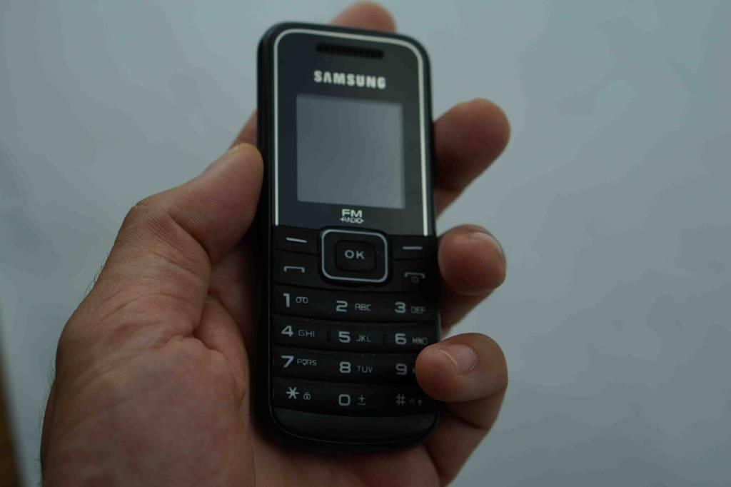 Seniorenhandy im Test: schwarzes Seniorenhandy von Samsung in der Hand.