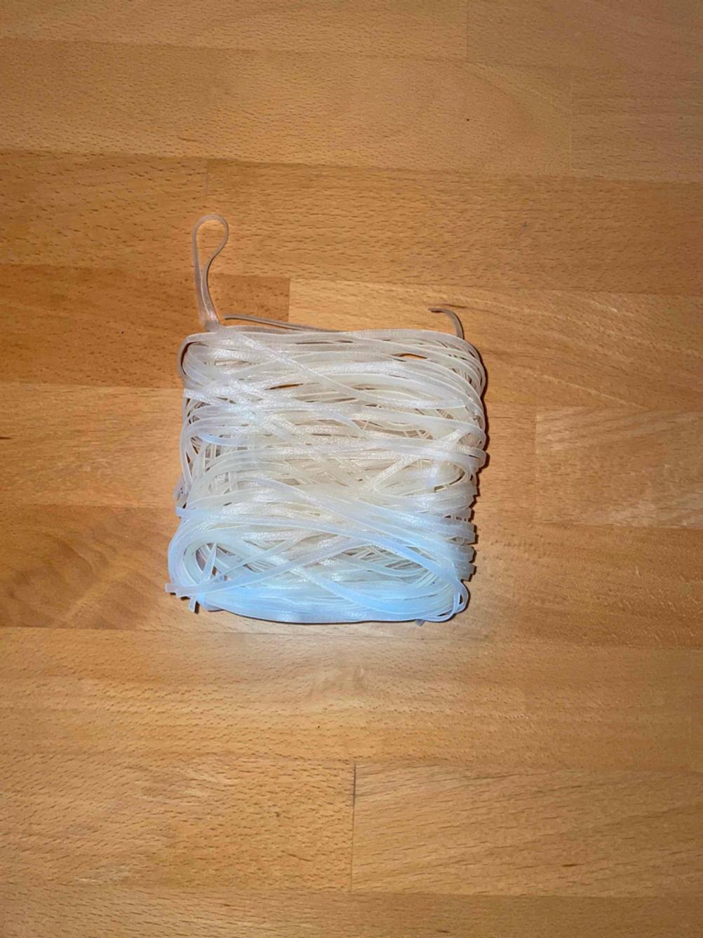Reisnudeln liegend auf einem Tisch.