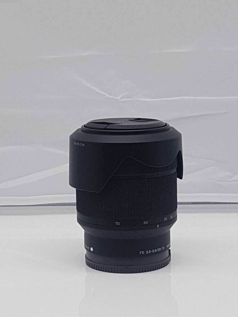 Sony-E-Mount-Objektiv getestet: Ein Sony-E-Mount-Objektiv im stehenden Zustand von der Seite ersichtlich.