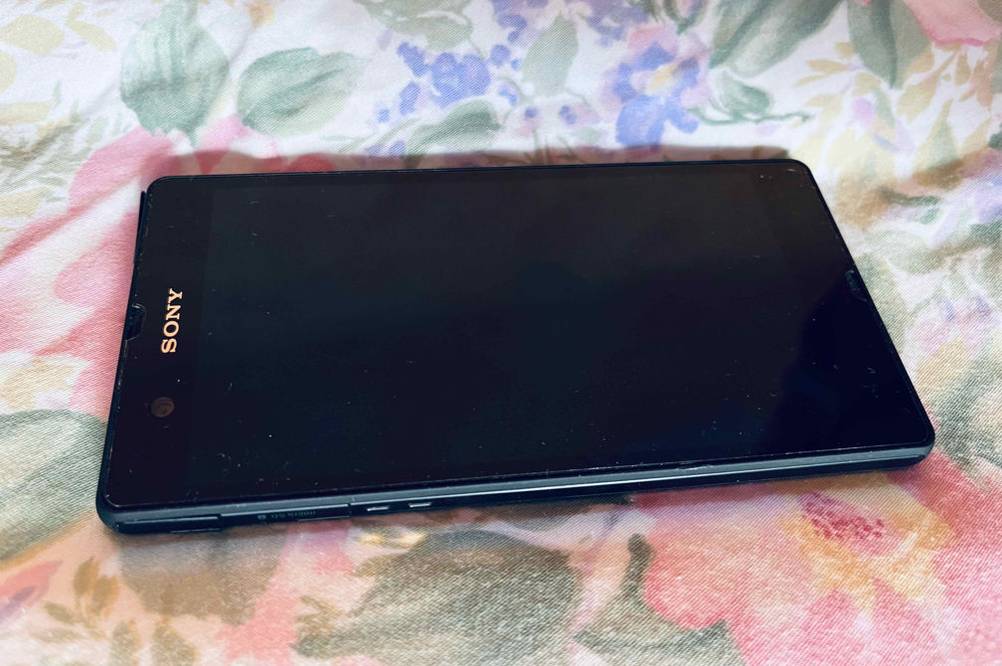 Im Test: Ein Sony-Smartphone liegt auf einem geblümten Stoff.