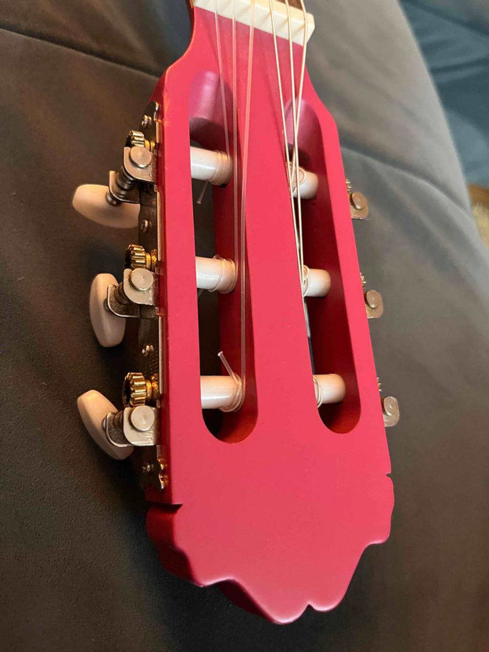 Kindergitarre-Test: Detailaufnahme Gitarrenkopf mit Stimmwirbeln.