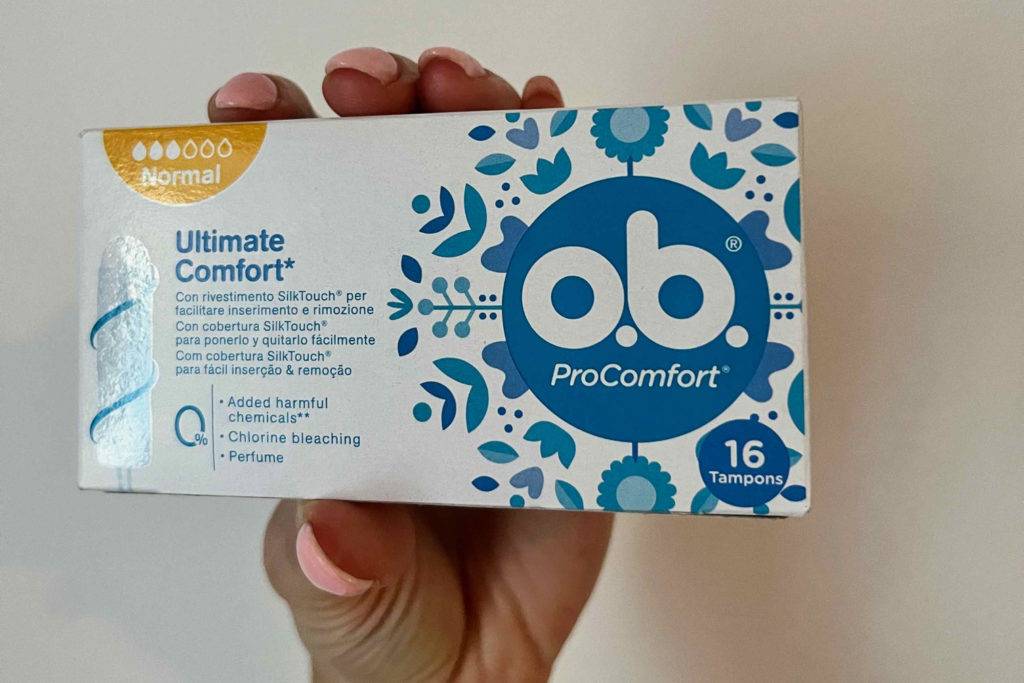 Tampons getestet: Verpackung von ob-proComfort wird in der Hand gehalten, mit der Saugstärke normal.