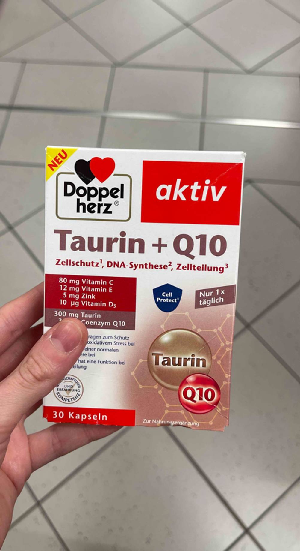 Taurin-Test: Die Verpackung der Kapseln wird in der Hand gehalten.