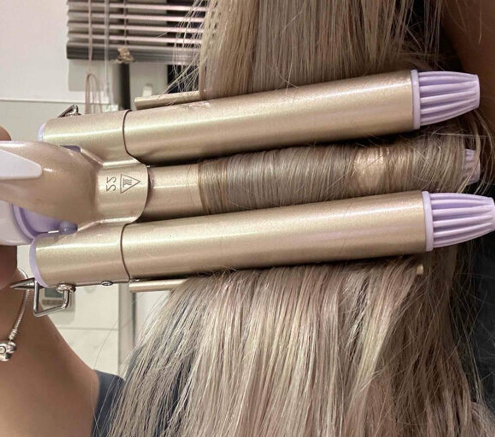 Lockenstab mit 3 Stäben-Test: der Lockenstab mit 3 Stäben wird im Haar angewendet.
