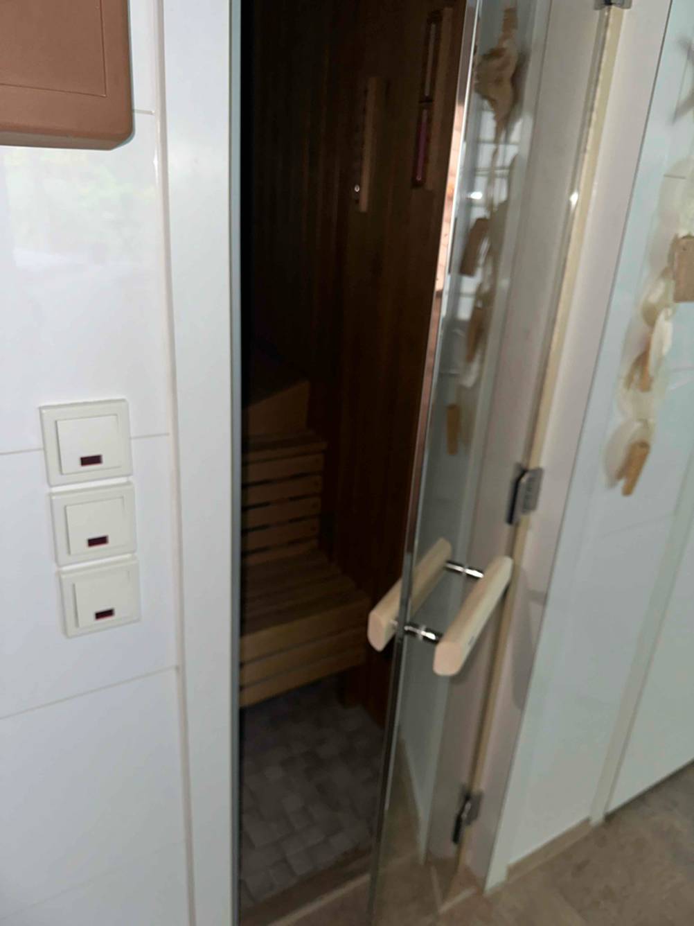 Leicht geöffnete Türe einer getesteten Sauna.