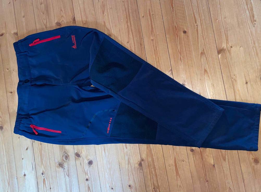 Softshellhose-Herren-Test: Blaue Softshellhose auf dem Boden liegend.
