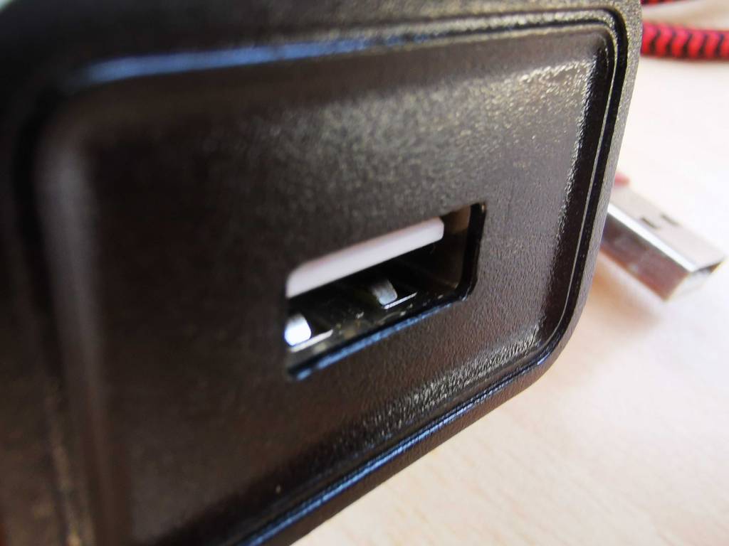 Nahaufnahme der USB-Buchse eines getesteten USB-Ladegeräts.