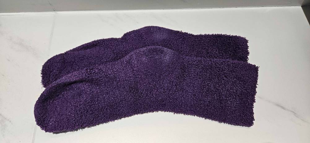 Wintersocke im Test: ein Paar Wintersocken liegen ausgebreitet auf einer hellen Fläche.
