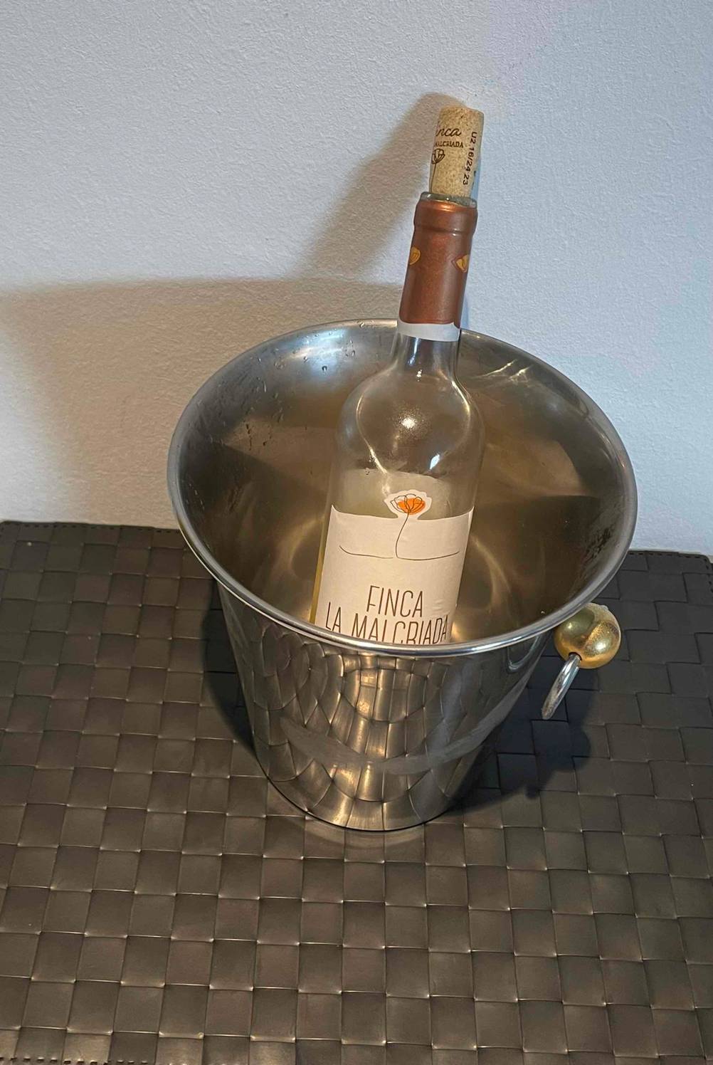 Im getesteten Eiskuebel befindet sich Eis und eine Flasche Wein