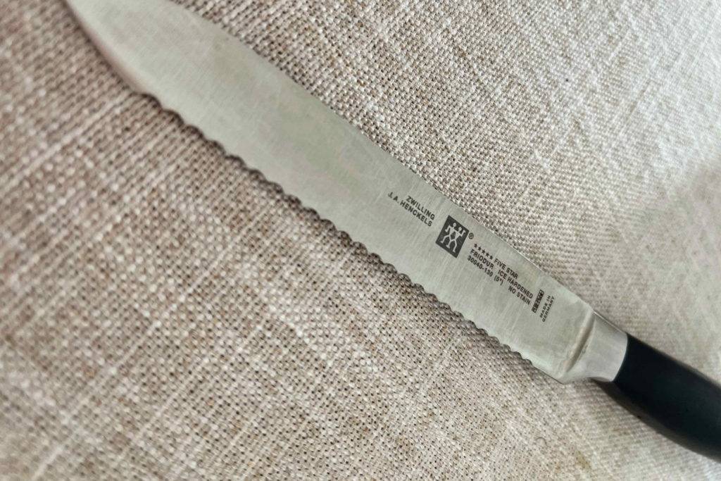 Zwilling-Messer getestet: Detailaufnahme der Messerschneide auf hellem Untergrund