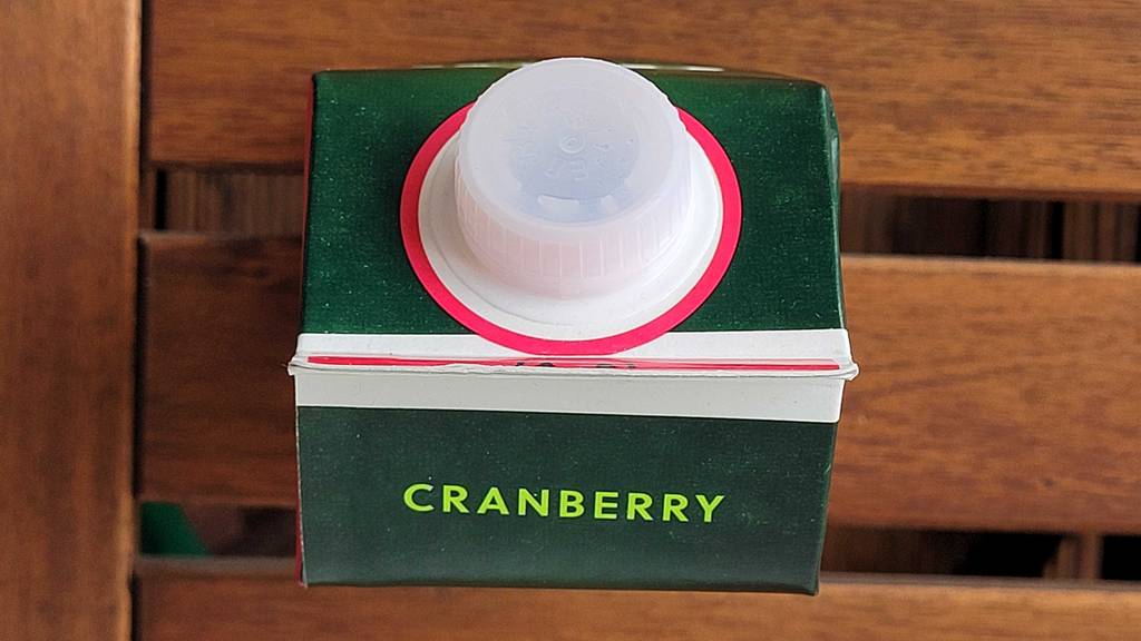 Cranberrysaft getestet: Verschluss eines Cranberrysafts im Fokus.