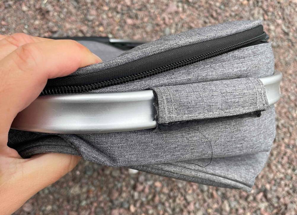 Einkaufskorb-Test: ein grauer Einkaufskorb im zusammengefalteten Zustand.
