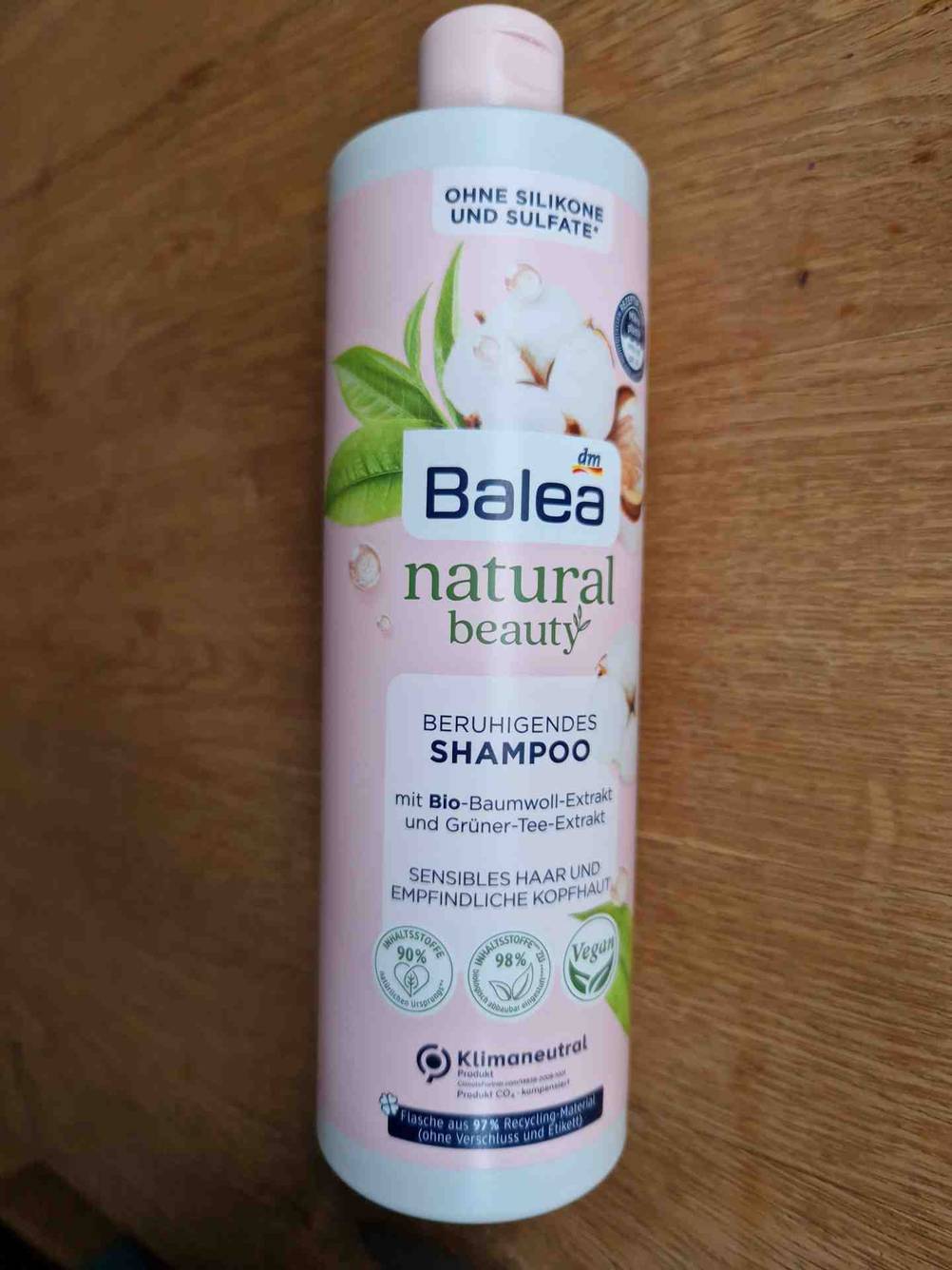 Eine Flasche getestetes Balea-Shampoo liegt auf einer Holzfläche.