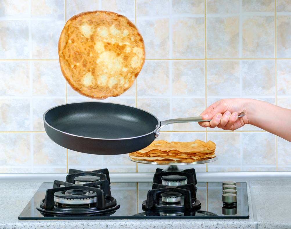 18-cm-Pfanne-Test: Pfannkuchen, der durch Werfen in der Pfanne gewendet wird.