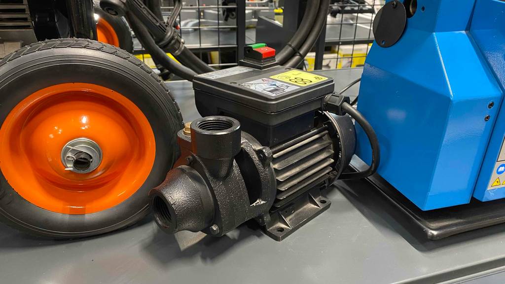 Dieselpumpe im Test: eine Dieselpumpe stehend in einem Regal.