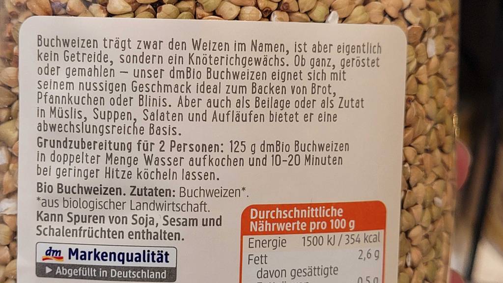Nahaufnahme der Verpackung der getesteten Buchweizen mit der Anleitung zur Zubereitung.