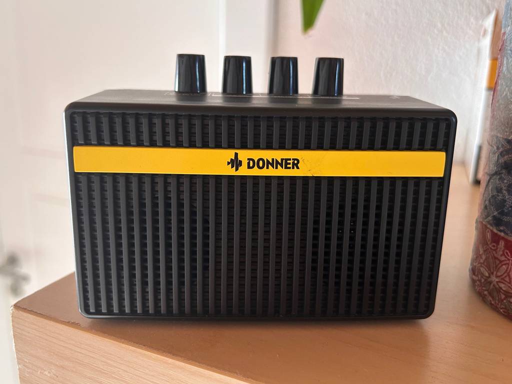 Miniverstärker von vorn auf einem Regal abgestellt.