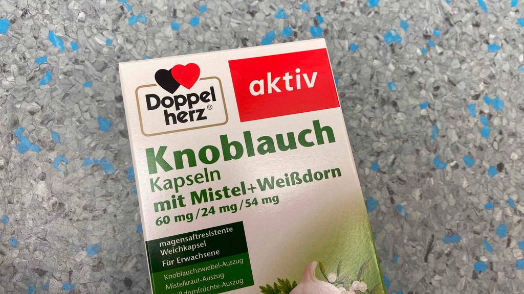 Knoblauch-Kapseln getestet: Eine Packung Kapseln auf Fließenboden