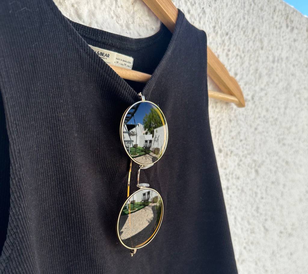 Polarisierte-Sonnenbrille im Test: eine Sonnenbrille ist an einem schwarzen Shirt befestigt.