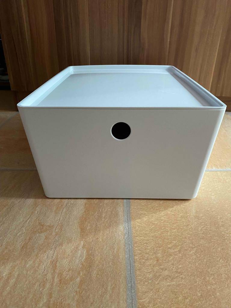 Schuhbox im Test: eine geschlossene, weiße Schuhbox steht auf einem Boden.