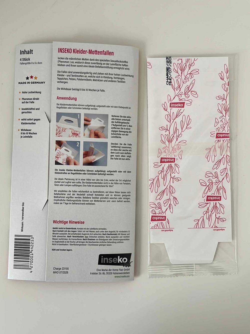 Kleidermottenfalle getestet: Verpackung und Kleidermottenfalle in Plastikhülle daneben liegend.