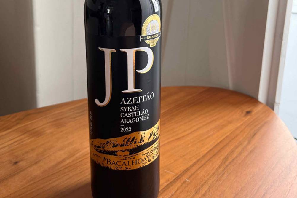 Rotwein (lieblich) im Test: Eine Flasche steht auf einem Holztisch