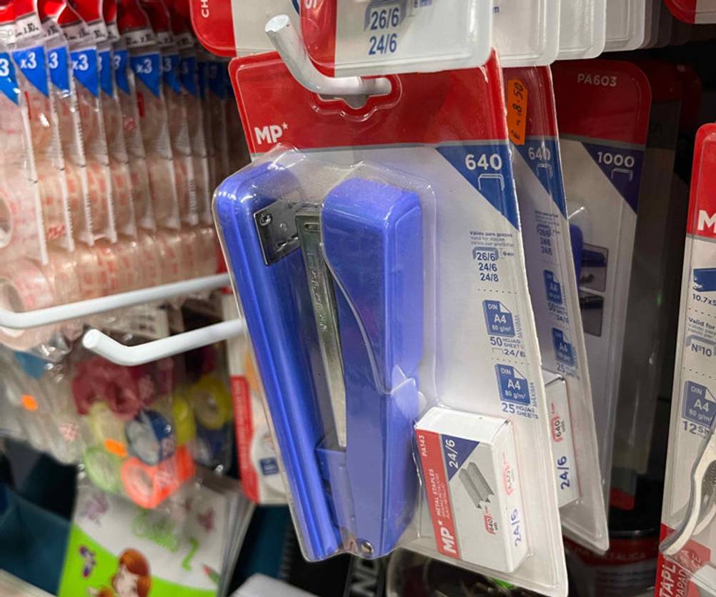 Tacker getestet: Blauer Tacker eingepackt, mit Heftklammern in einem Regal.