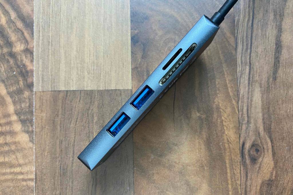 USB-C-Hub im Test: Gerät seitlich auf Holzoberfläche stehend