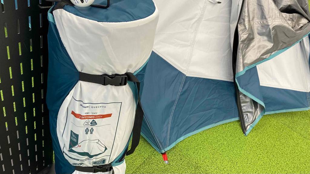 2-Perosnen-Zelt im Test: Schutzverpackung eines 2-Personen-Zeltes neben einem aufgebauten Zelt.
