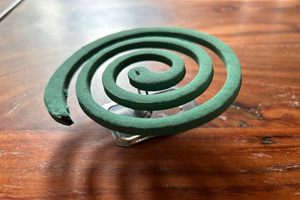 Ausgepackte Mückenspirale auf einem Tisch.