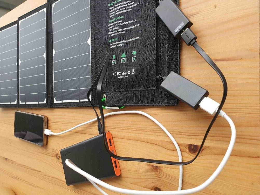 Angesteckte Netzeile der getesteten mobilen-Solaranlage, die auf einem Tisch liegt.