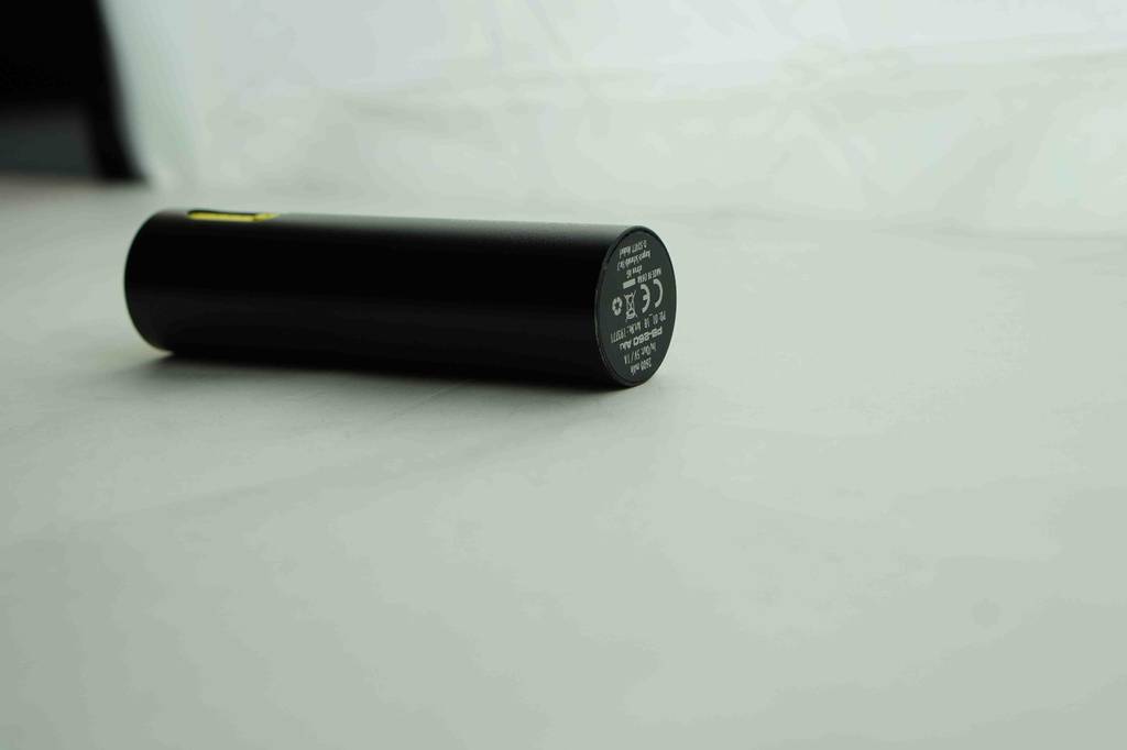 Im Test: Eine Mini-Powerbank liegt auf einer hellen Oberfläche, CE-Zeichen nach vorne
