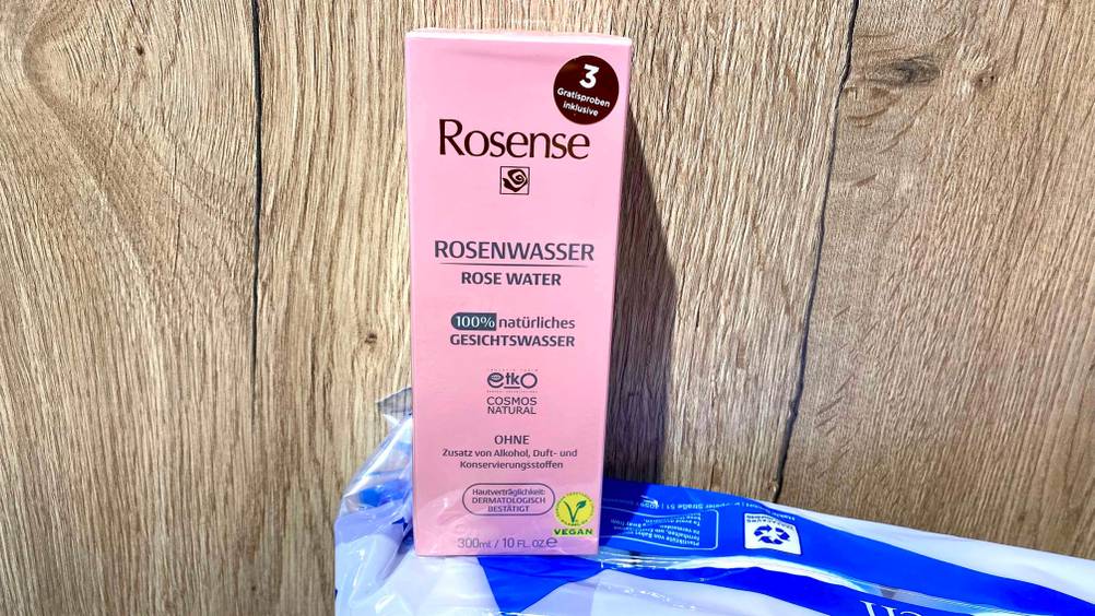 Rosenwasser-Test: Rosenwasser von Rosense steht auf Klopapierverpackung.